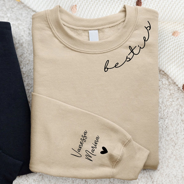 Beiger Pullover mit Mama Schriftzug und Kindernamen auf dem Ärmel - Personalisiertes Geschenk von Love & Faith