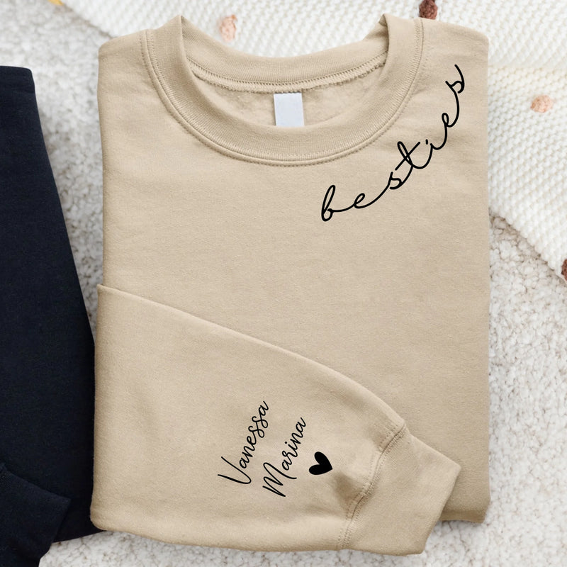 Beiger Pullover mit Mama Schriftzug und Kindernamen auf dem Ärmel - Personalisiertes Geschenk von Love & Faith