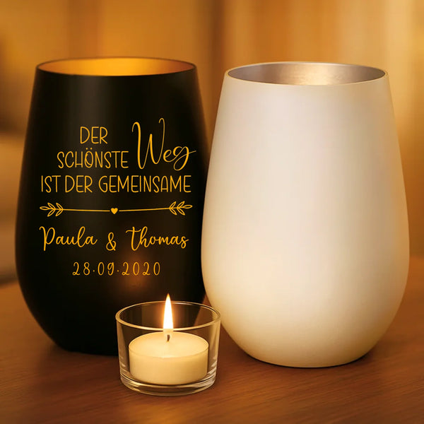 schwarzes Windlicht gold graviert und weißes Windlicht mit silber Gravurmit "Der schönste Weg ist der gemeinsame" mit Namen und Jahrestag zum Hochzeitstag personalisiert von Love & Faith