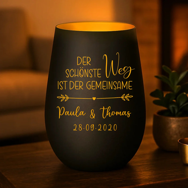schwarzes Windlicht gold graviert mit "Der schönste Weg ist der gemeinsame" mit Namen und Jahrestag zum Hochzeitstag personalisiert von Love & Faith
