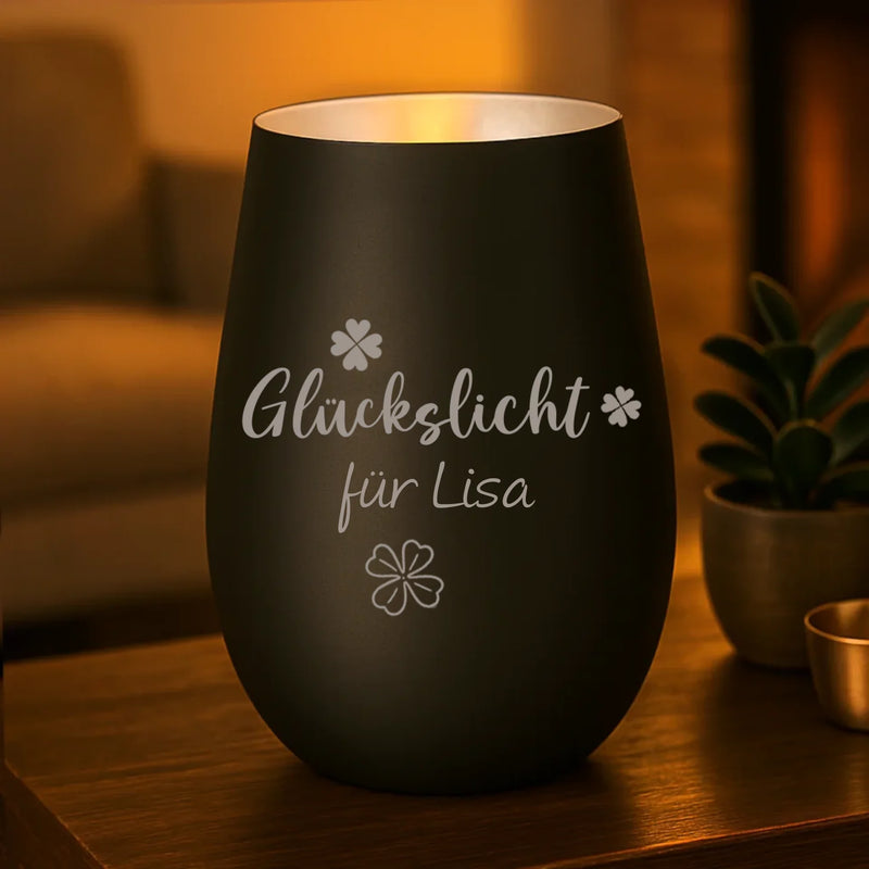 Schwarz-silbernes Windlicht mit personalisierter "Glückslicht" Gravur mit Namen gefertigt von Love & Faith