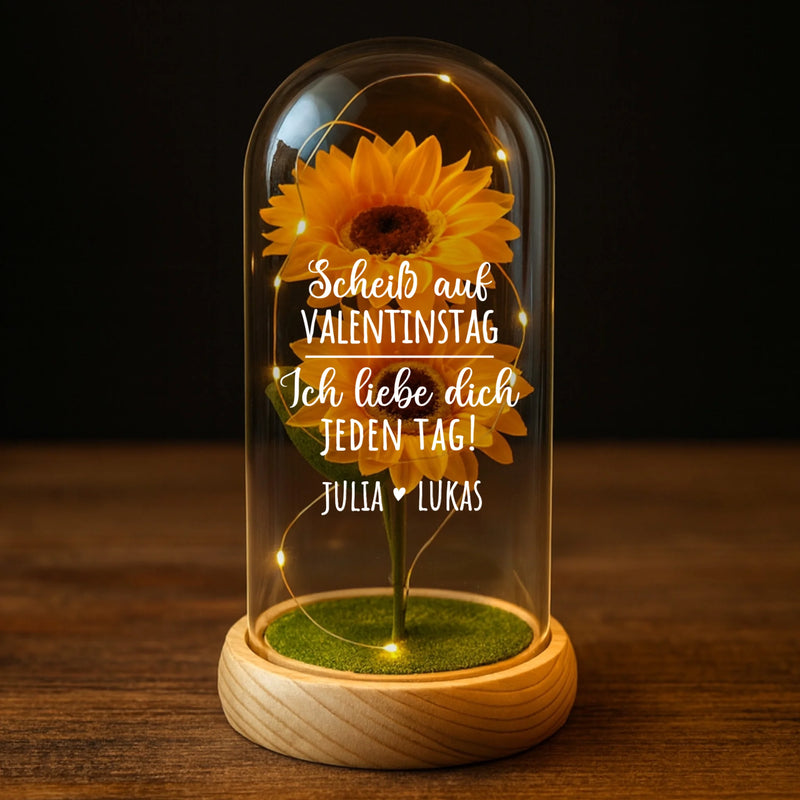 Ewige Sonnenblume "Scheiß auf Valentinstag" in der Glaskuppel mit LED Licht personalisiert als Geschenk für Partner zum Anti-Valentinstag von Love & Faith