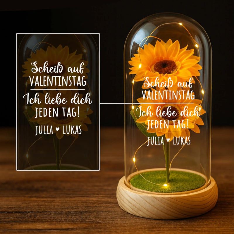 Ewige Sonnenblume "Scheiß auf Valentinstag" in der Glaskuppel mit LED Licht personalisiert als Geschenk für Partner zum Anti-Valentinstag von Love & Faith