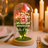 Ewige Tulpe "Zum Muttertag" in der Glaskuppel mit LED Licht personalisiert als Geschenk für Mama von Love & Faith