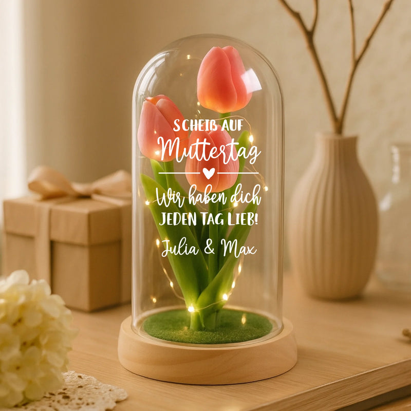 Ewige Tulpe "Zum Muttertag" in der Glaskuppel mit LED Licht personalisiert als Geschenk für Mama von Love & Faith