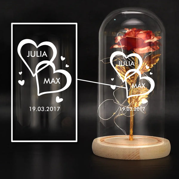 Ewige Rose mit Namen als Partnergeschenk in der Glaskuppel mit LED Licht personalisiert von Love & Faith