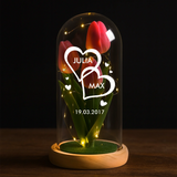 Ewige Tulpe mit Namen als Partnergeschenk in der Glaskuppel mit LED Licht personalisiert von Love & Faith