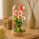 Ewige Tulpe mit Namen als Partnergeschenk in der Glaskuppel mit LED Licht personalisiert von Love & Faith