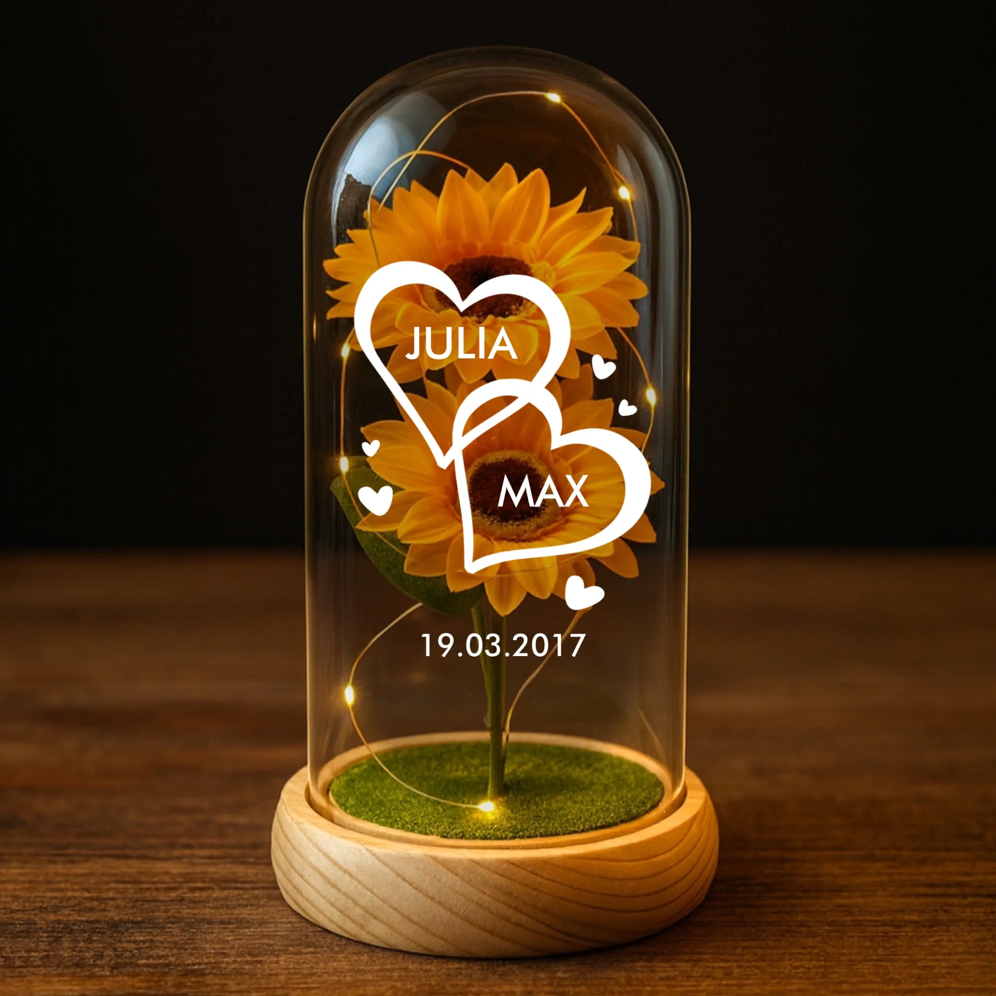 Ewige Sonnenblume mit Namen als Partnergeschenk in der Glaskuppel mit LED Licht personalisiert von Love & Faith