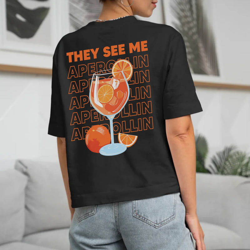 schwarzes T-Shirt Rückenprint mit "They see me aperolin" personalisiertesm Spruch als Sommer Geschenkidee von Love & Faith