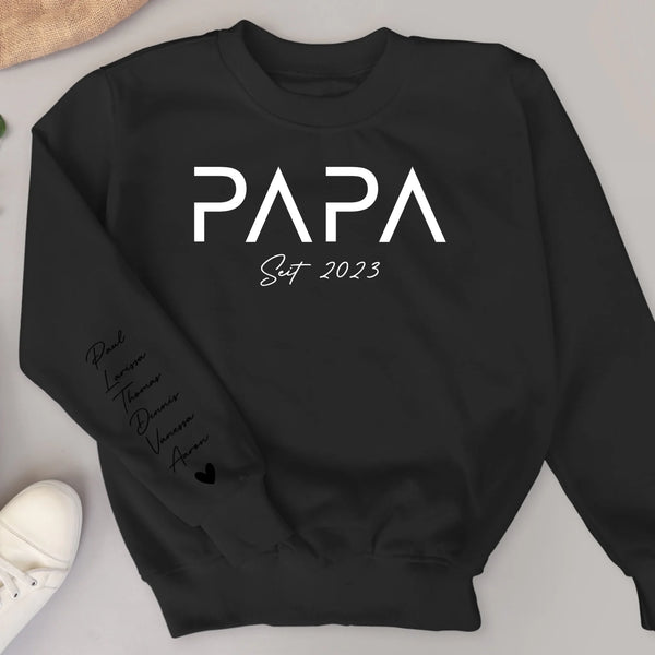 Schwarzer Pullover personalisiert mit Papa und Kindernamen gedruckt zum Vatertag von Love & Faith