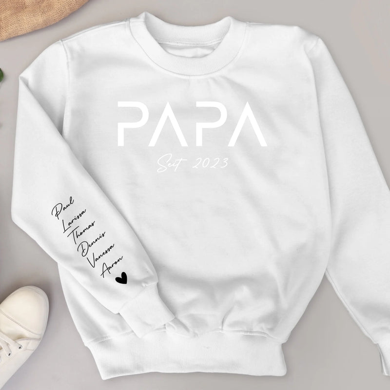 Weißer Pullover personalisiert mit Papa und Kindernamen gedruckt zum Vatertag von Love & Faith