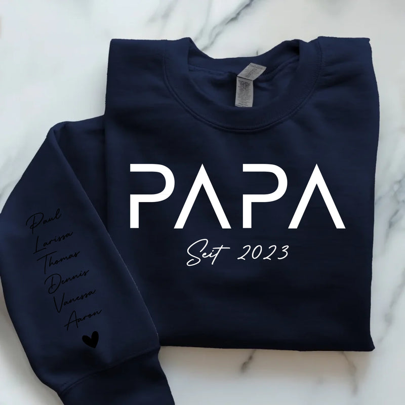 Dunkelblauer Pullover personalisiert mit Papa und Kindernamen gedruckt zum Vatertag von Love & Faith