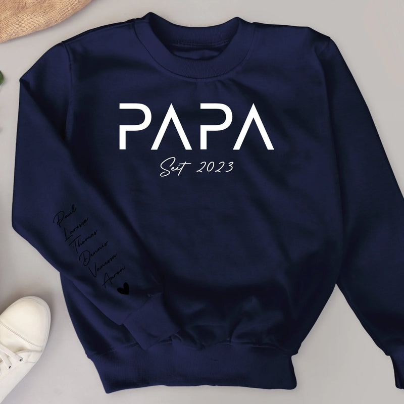 Dunkelblauer Pullover personalisiert mit Papa und Kindernamen gedruckt zum Vatertag von Love & Faith