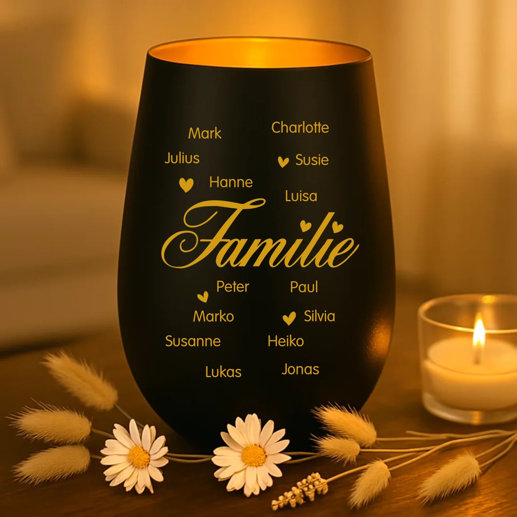 schwarz-goldenes Windlicht mit personalisierter Familiengravur von Love & Faith