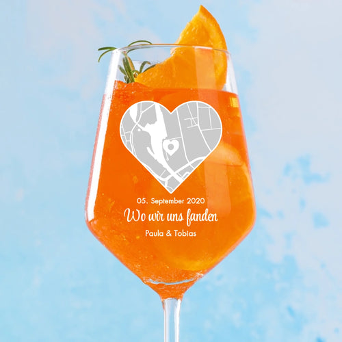 Weinglas mit Landkarte und Koordinaten für Jahrestagsgeschenk personalisieren mit Love & Faith