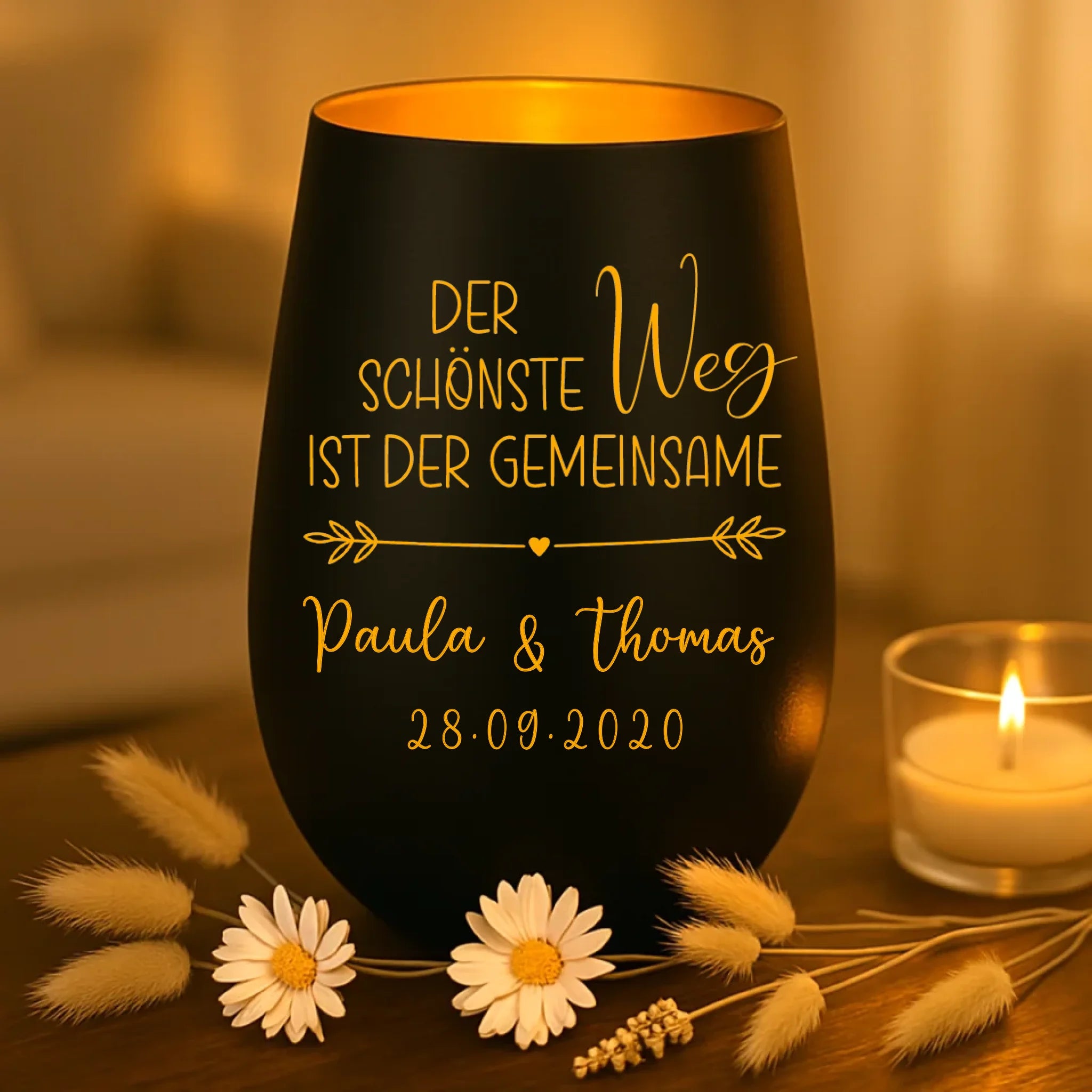 schwarzes Windlicht gold graviert mit "Der schönste Weg ist der gemeinsame" mit Namen und Jahrestag zum Hochzeitstag personalisiert von Love & Faith