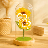 Ewige Sonnenblume mit Namen als Partnergeschenk in der Glaskuppel mit LED Licht personalisiert von Love & Faith