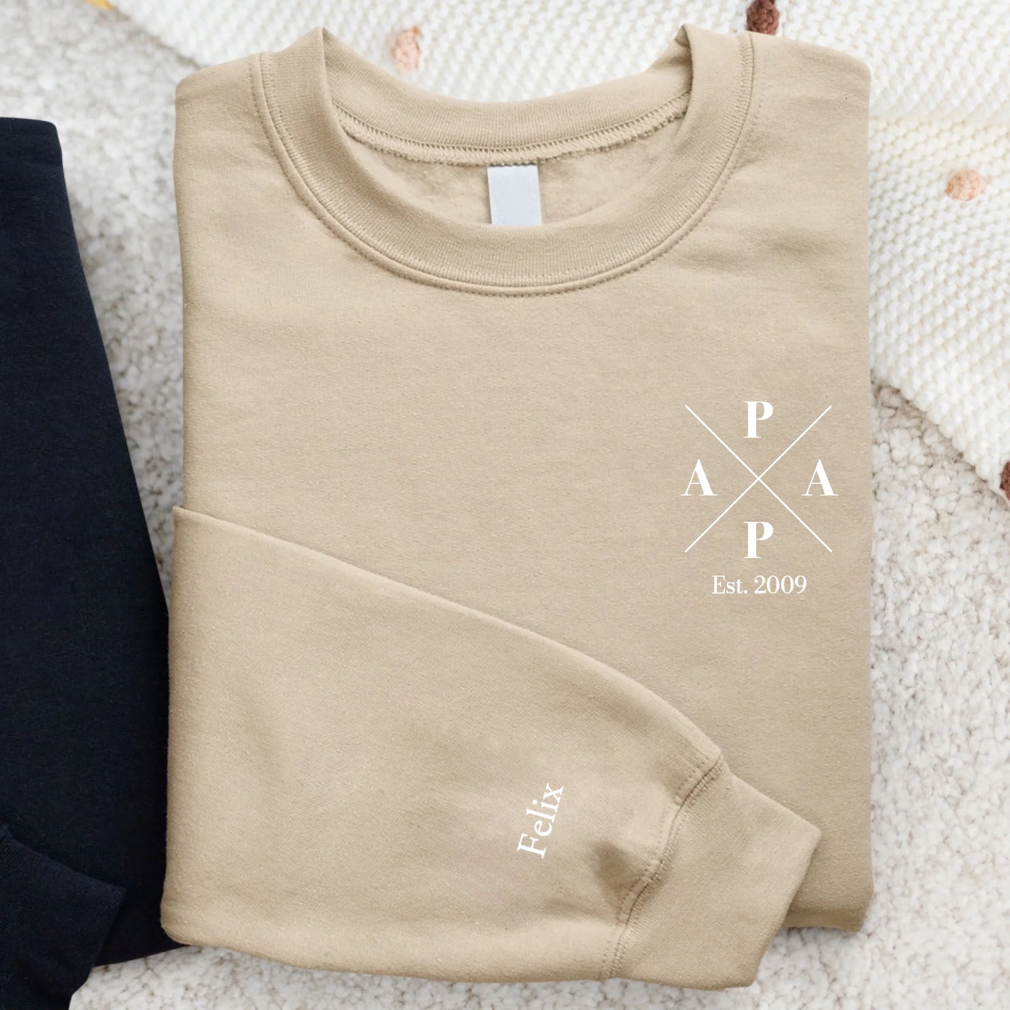 Beiger Sweater für Papa mit Kindernamen personalisierte Geschenkidee zum Vatertag von Love & Faith