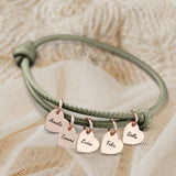 olivgrünes Lederarmband mit Gravur von kupfer Herzanhängern personalisierte Geschenkidee von Love & Faith