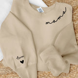 Beiger Sweater mit Mama Schriftzug und Kindernamen auf dem Ärmel - Personalisiertes Geschenk von Love & Faith