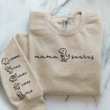 Beiger Pullover personalisiert mit Mamasaurus und Kindernamen gedruckt von Love & Faith