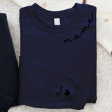 Navyblauer Pullover mit Mama Schriftzug und Kindernamen auf dem Ärmel - Personalisiertes Geschenk von Love & Faith