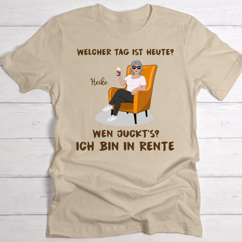 beiges T-Shirt für Rentner mit Spruch und personalisierter Zeichnung zur Rente schenken mit Love & Faith