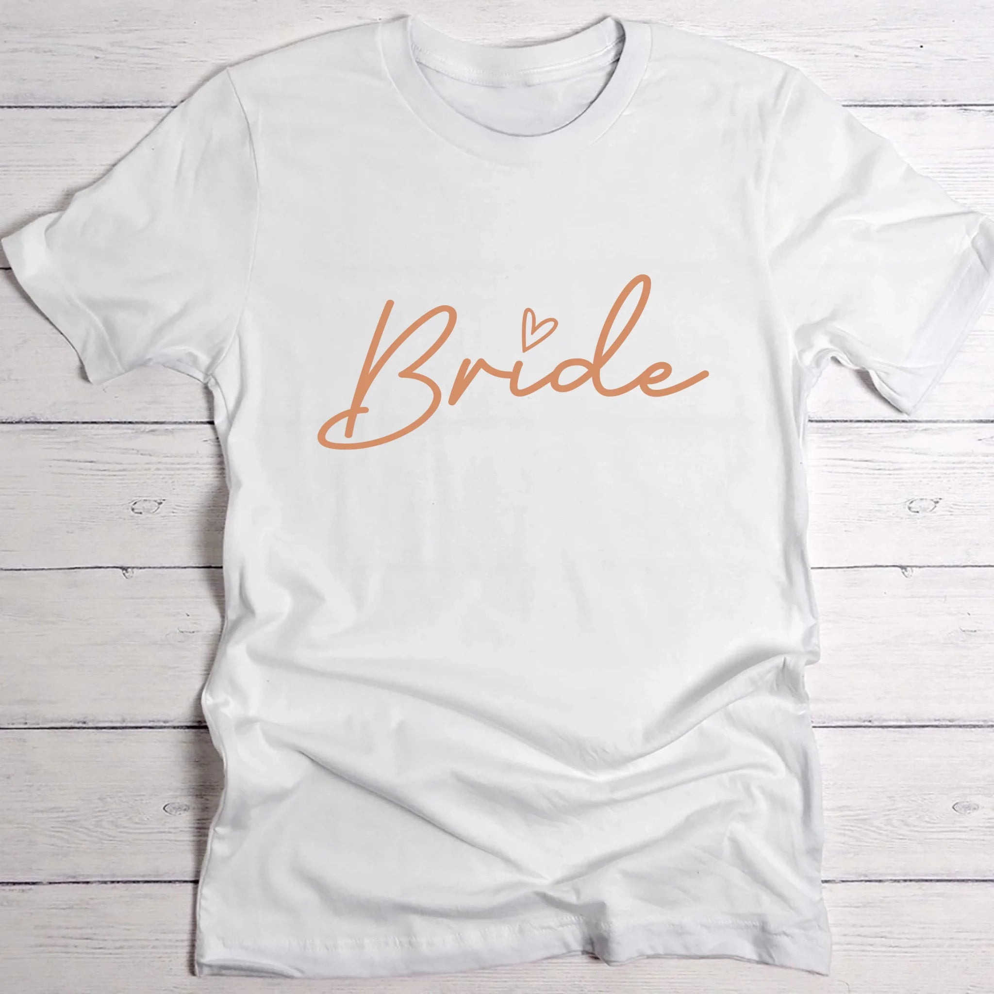 Weißes T-Shirt Brustdruck "Bride" als personalisiertem Spruch als Hochzeitsgeschenkidee von Love & Faith