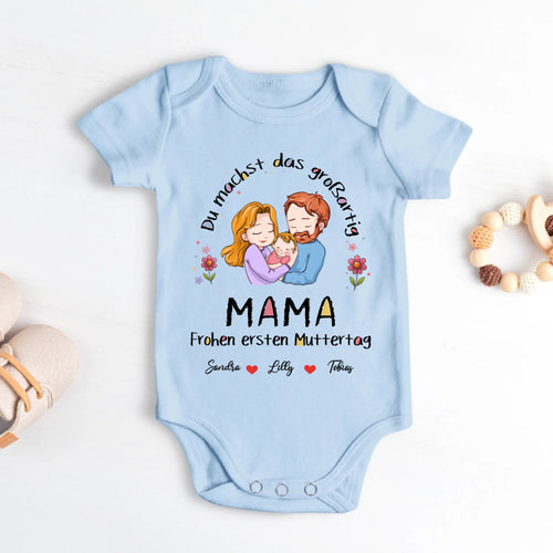 hellblauer kurzarm Babybody zum Muttertag mit Familienzeichnung und Namen - gedruckt von Love & Faith
