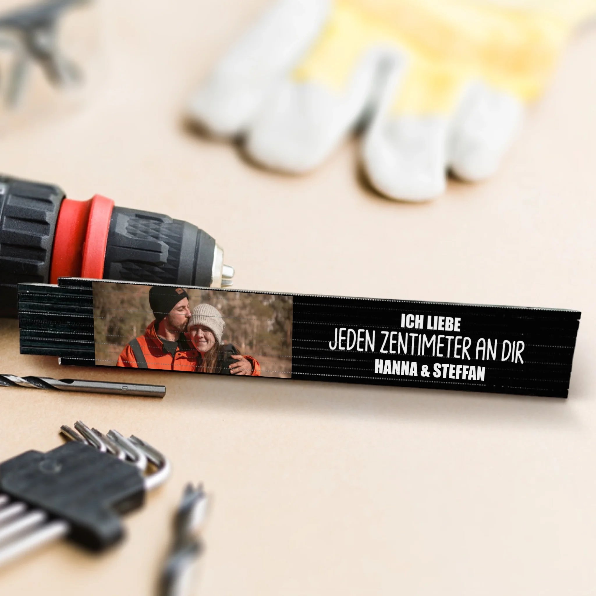 schwarzer 2m Zollstock mit eigenem Foto und Namen personalisiert als Geschenk für Partner von Love & Faith