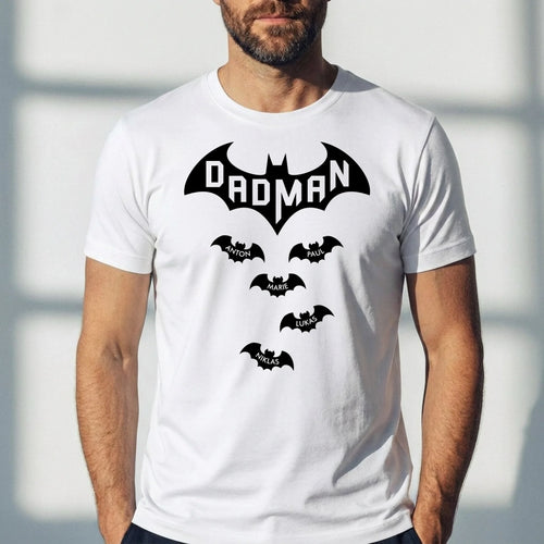 weißes T-Shirt mit DADMAN Schriftzug und Fledermäusen mit Kindernamen als Geschenkidee zum Vatertag von Love & Faith