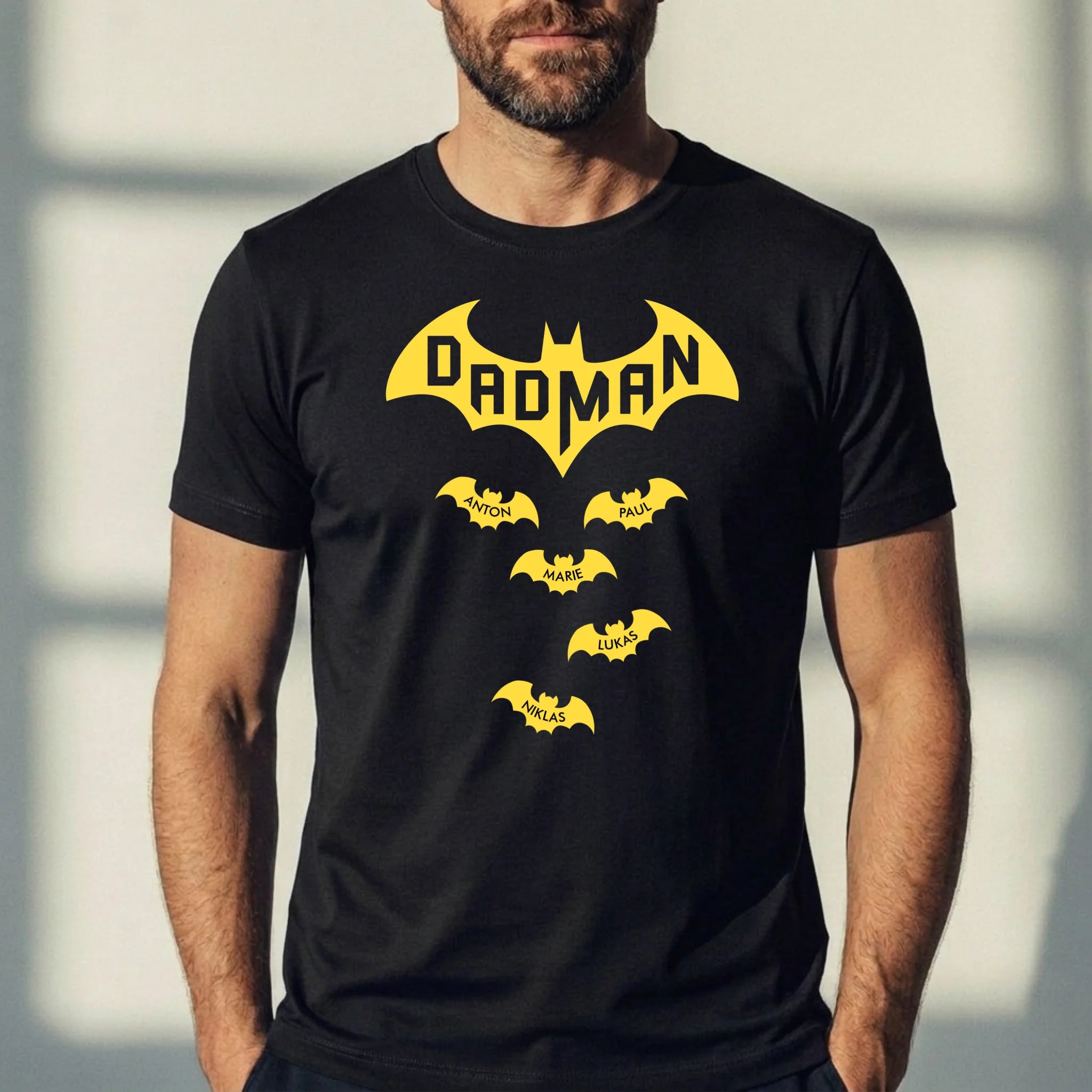 schwarzes DADMAN T-Shirt zum Vatertag mit Kindernamen als Fledermaus von Love & Faith