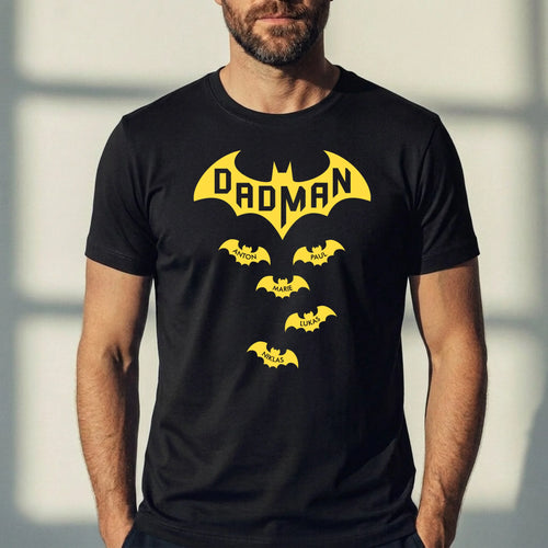 schwarzes DADMAN T-Shirt zum Vatertag mit Kindernamen als Fledermaus von Love & Faith
