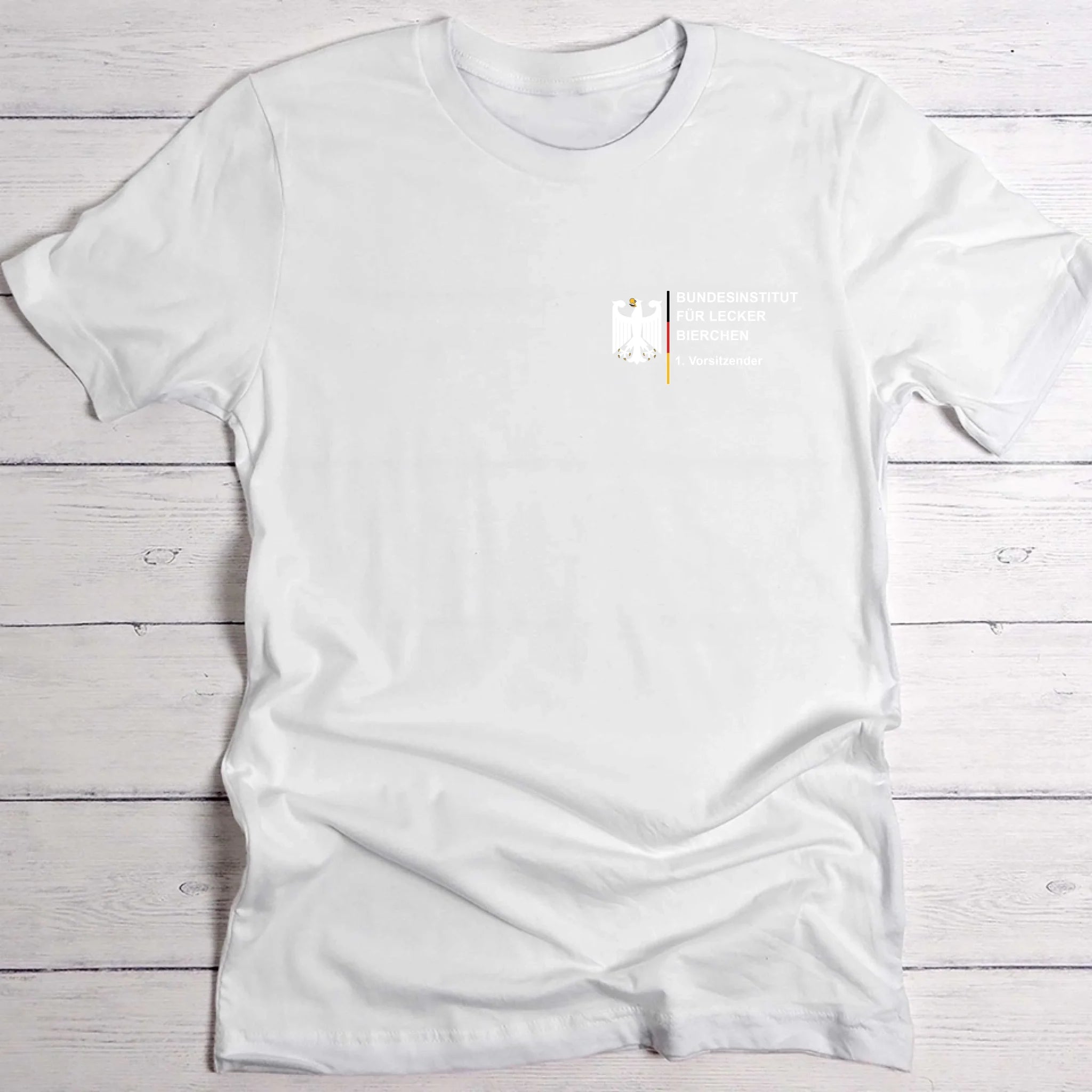 weißes T-Shirt Brustdruck "Bundesinstitut für Lecker Bierchen" als personalisiertem Spruch als Sommer Geschenkidee von Love & Faith
