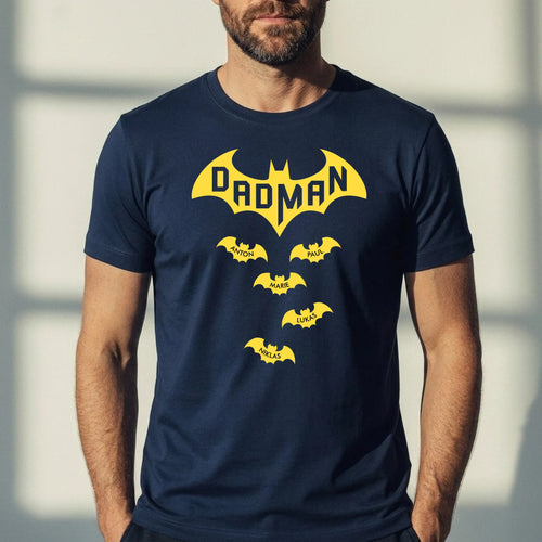 blaues DADMAN T-Shirt zum Vatertag mit Kindernamen als Fledermaus von Love & Faith