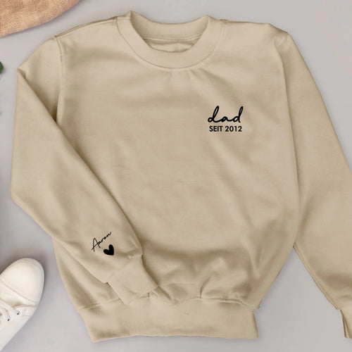 beiger Sweater für Papa personalisiert mit Kindernamen zum Vatertag von Love & Faith
