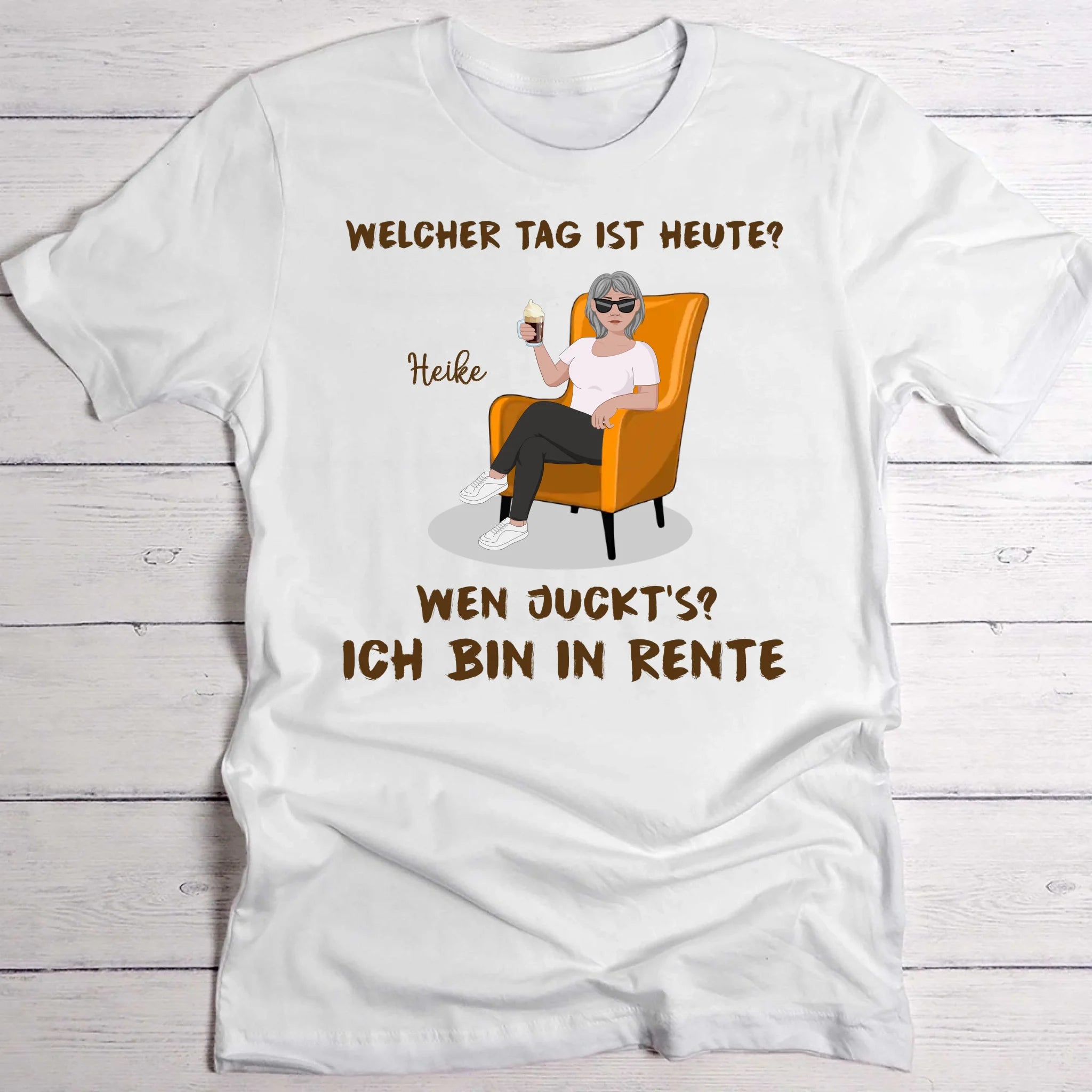 weißes T-Shirt für Rentner mit Spruch und personalisierter Zeichnung zur Rente schenken mit Love & Faith