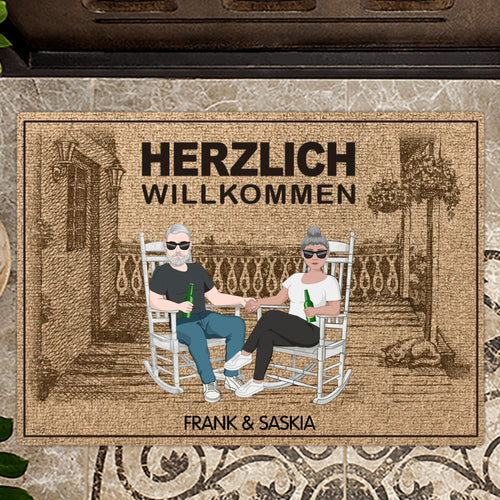 Personalisierte Fußmatte 70x50cm Herzlich willkommen - Paar sitzt auf Veranda - von Love & Faith