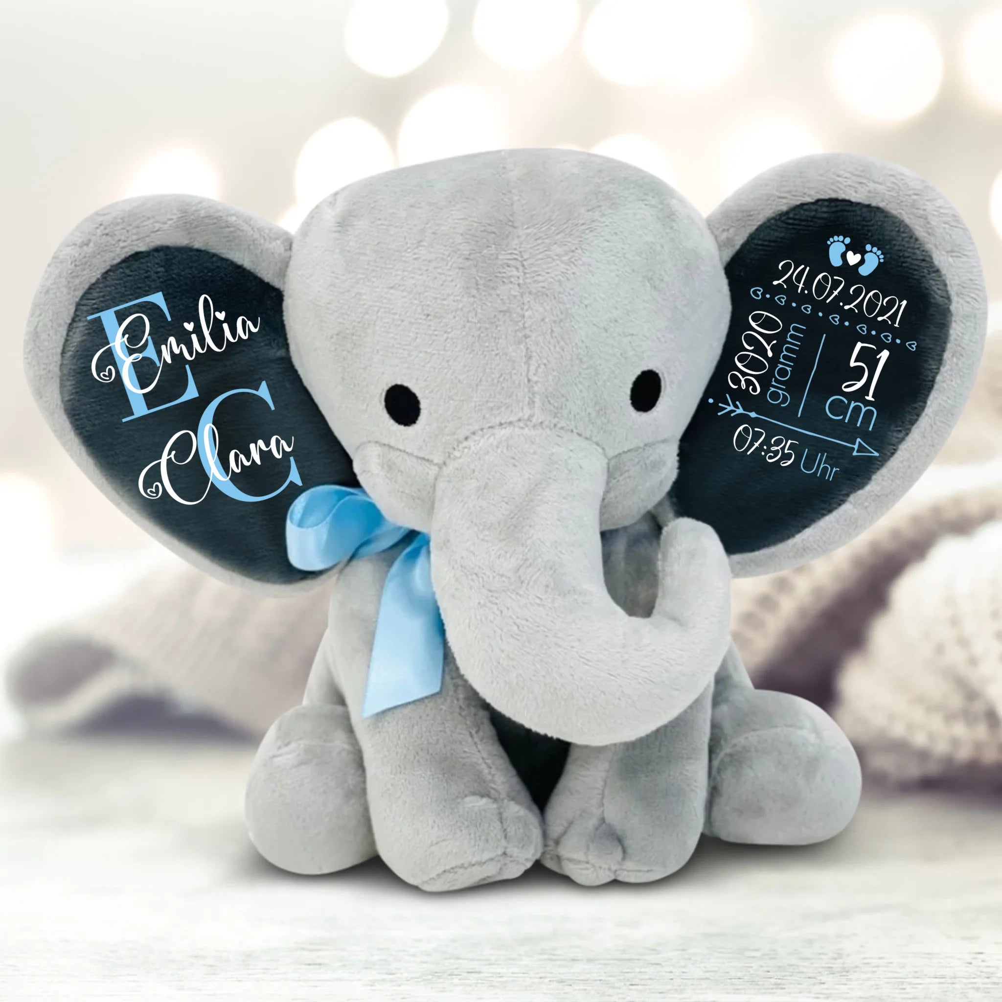 grauer Kuschelelefant mit blauer Scheife zur Geburt mit Namen und Geburtsdaten vom Baby personalisiert mit Love & Faith