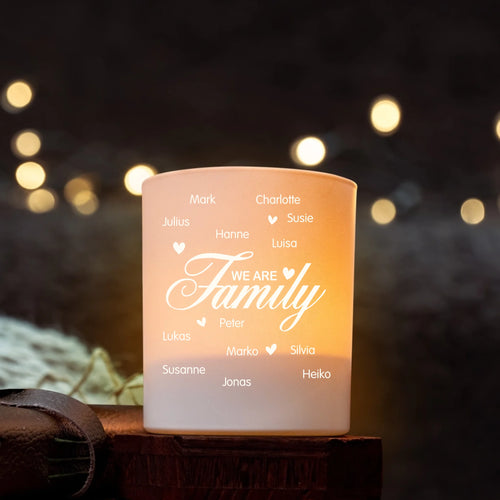 matt weißer Teelichthalter "We are family" mit bis 13 Namen personalisiert von Love & Faith